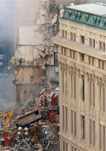 Building collapses in Brazils Rio de Janerio