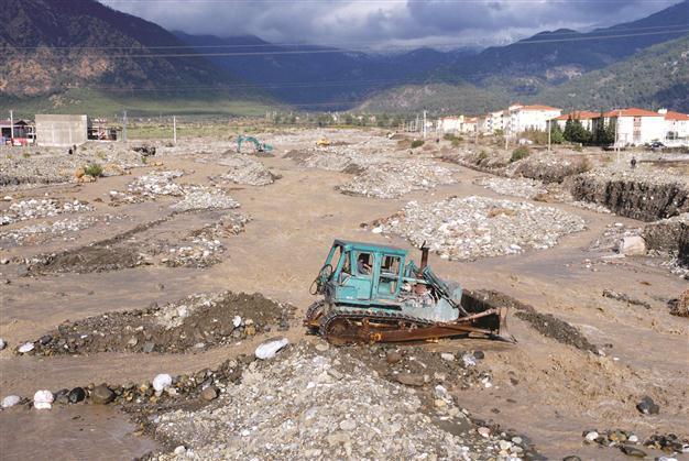 Heavy rain, flood damages southern town