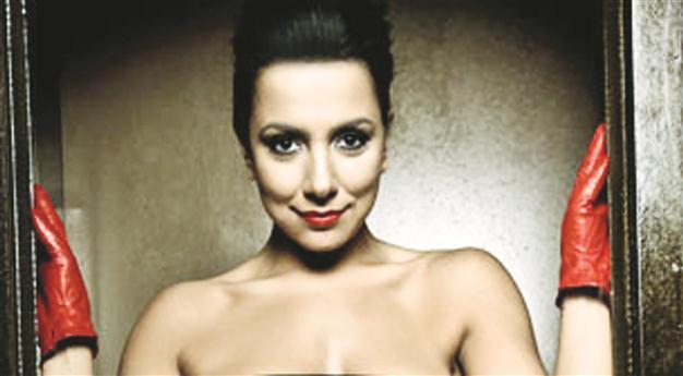 Alasya sings popular songs