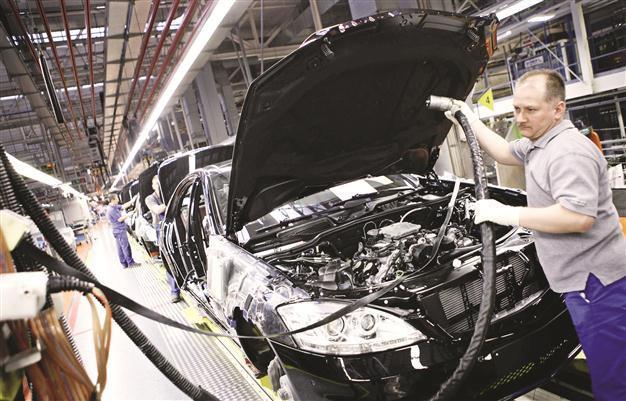 German retail sales dip, employment up