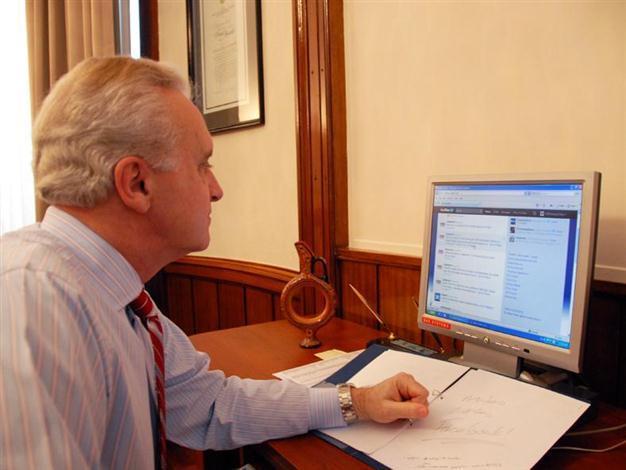US envoy answers Twitter visa queries in Turkish