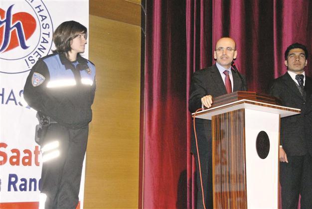 Policewoman addresses Minister Şimşek in Kurdish