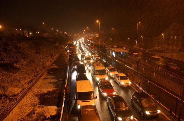 Snow brings life in Istanbul to a standstill