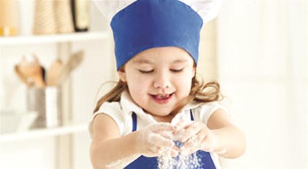 Children to bake pizza