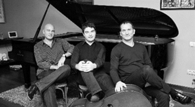 Görsev on stage with Diversion