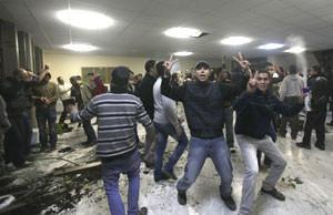 Libyan protesters storm NTC office in Benghazi