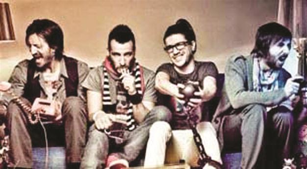 Electronic band at Salon IKSV