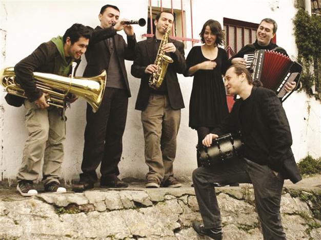 Kolektif İstanbul to give a club concert tonight.