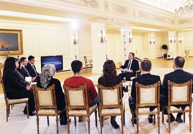 Turkish President Gül receives questions via Internet