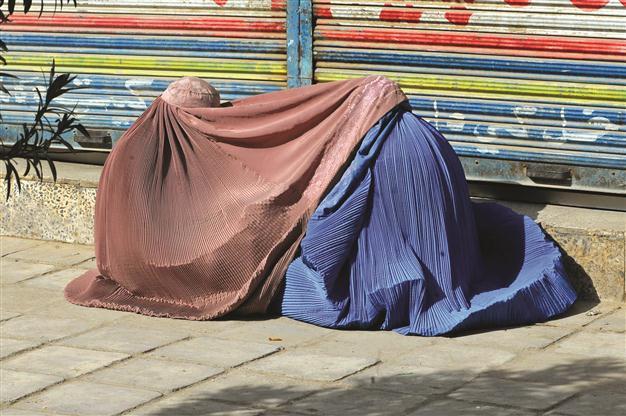 Karzai in Pakistan to push for Taliban talks