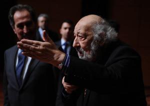Erdoğan takes picture of Turkish-Armenian photographer Ara Güler