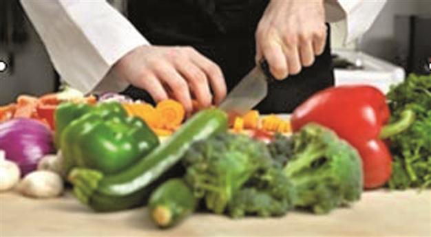 Workshop on vegetable slicing techniques