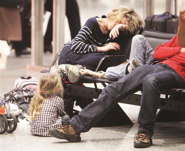 Frankfurt airport hit by fresh strikes as talks fail