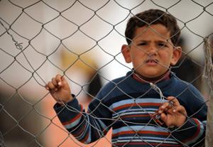 Syrians fleeing from violence stream into Turkey