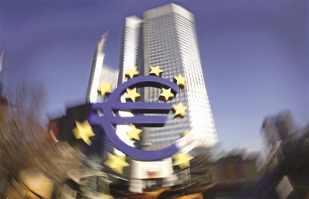 Euro lenders park record sums of deposits at ECB