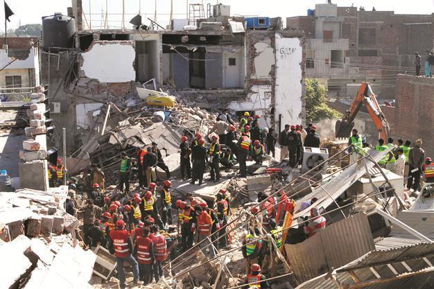 Scores under rubble as 5 dead in Pakistan