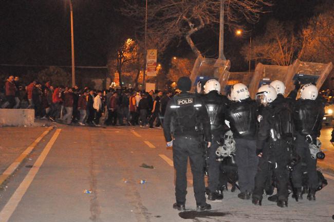 Fener beats Galatasaray as fans clash