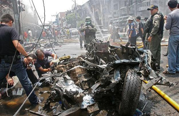 Bombs in southern Thailand kill 8, wound dozens