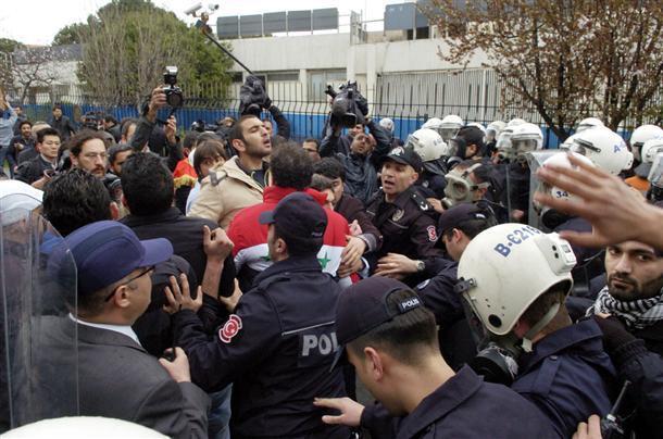 Istanbul police disperse pro-Assad protesters