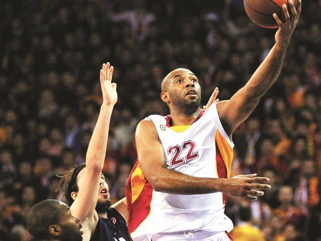 Galatasaray keeps the dream alive