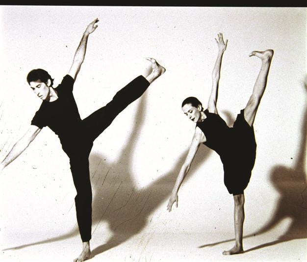 Modern dance show from Zeynep Tanbay Project