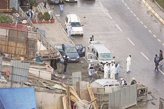 Bomb blast in Istanbul targets police, wounds 16