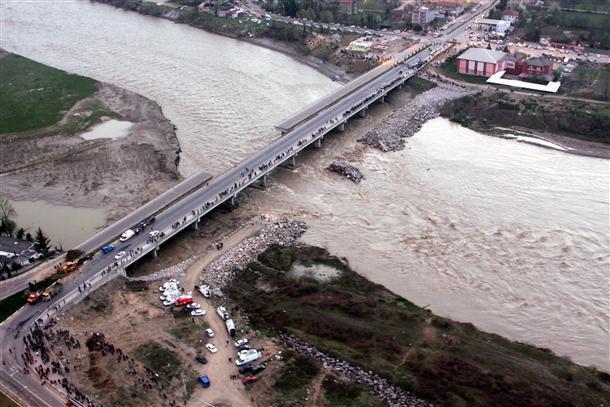 One dead in Turkey bridge collapse, 14 remain missing