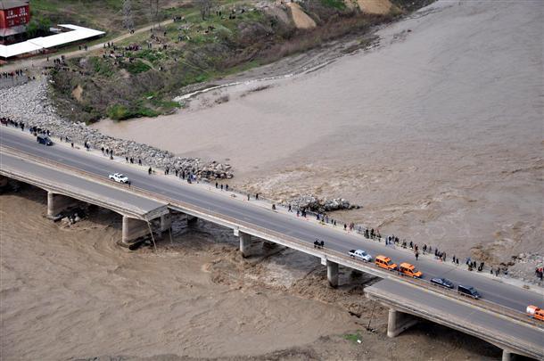 Second collapse where bridge fell in northern Turkey
