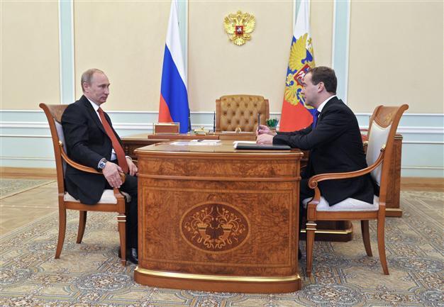 Medvedev presents reshuffle plan to Putin