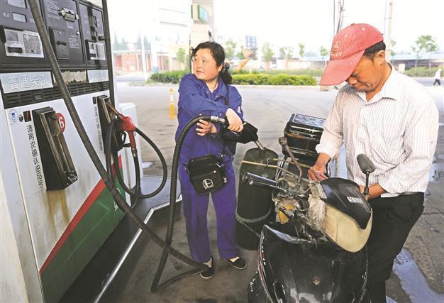 Stronger dollar drives oil prices below $95 per barrel