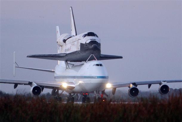Space shuttle Discovery salutes US capital