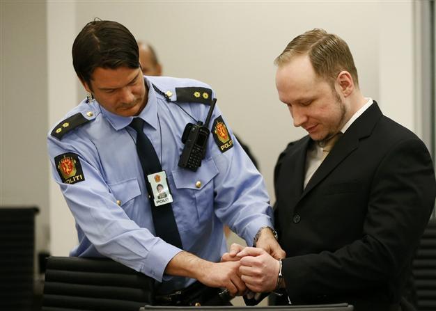 Prosecutor shows footage of Breiviks Oslo bombing