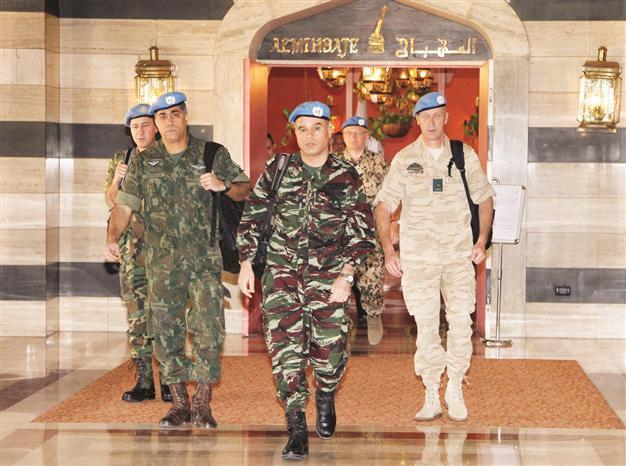 UN monitors begin Syria mission, shelling goes on