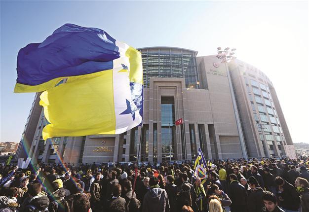Fenerbahçe fans preparing for rally outside courthouse