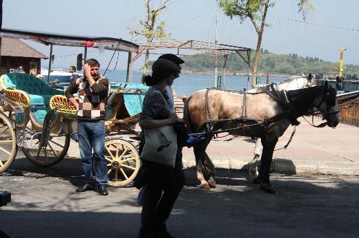 Tension rises on Bond film set in Istanbul