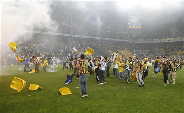 Fener fans clash with police as Galatasaray wins championship
