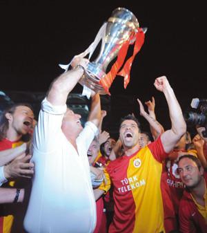 Galatasaray handed over league trophy in the dark