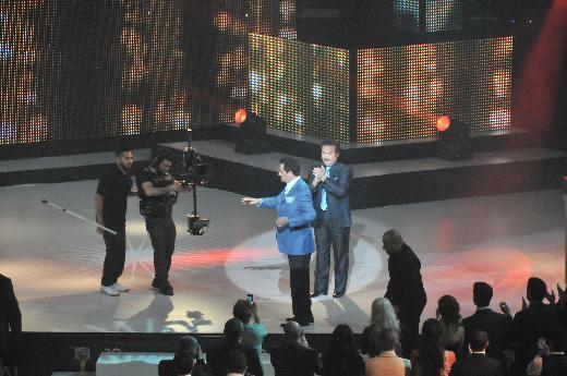 İbrahim Tatlıses tosses away walking stick at award ceremony