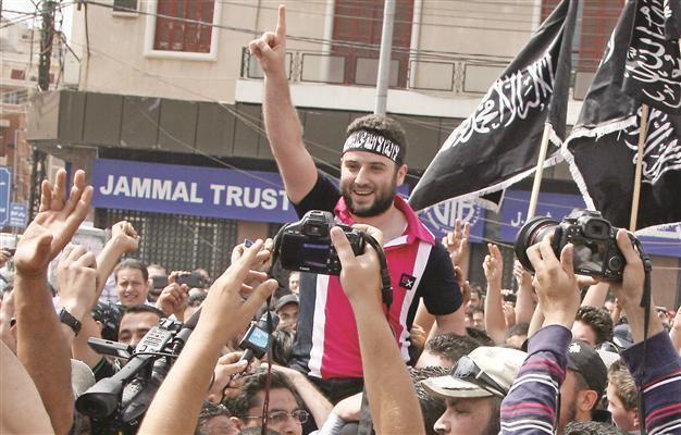 Syrian suburbs raided after bomb kills five in Damascus