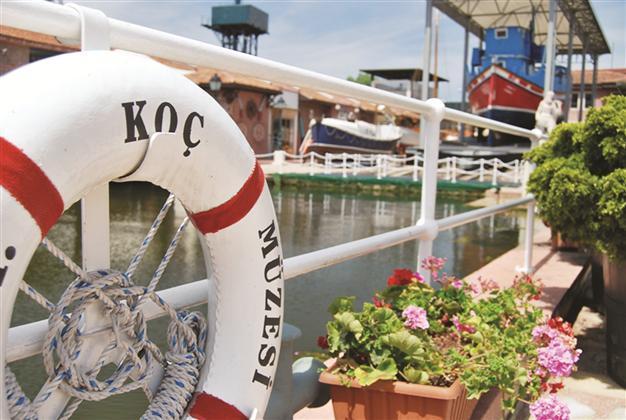 Painting workshop for kids at Rahmi Koç Museum