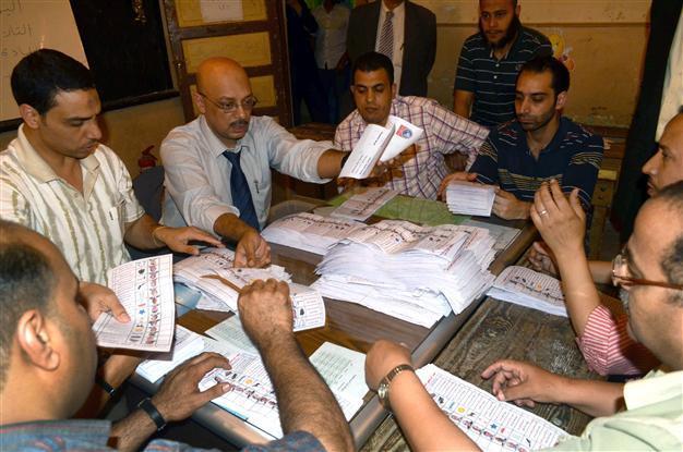 Small Brotherhood lead in early Egypt vote results