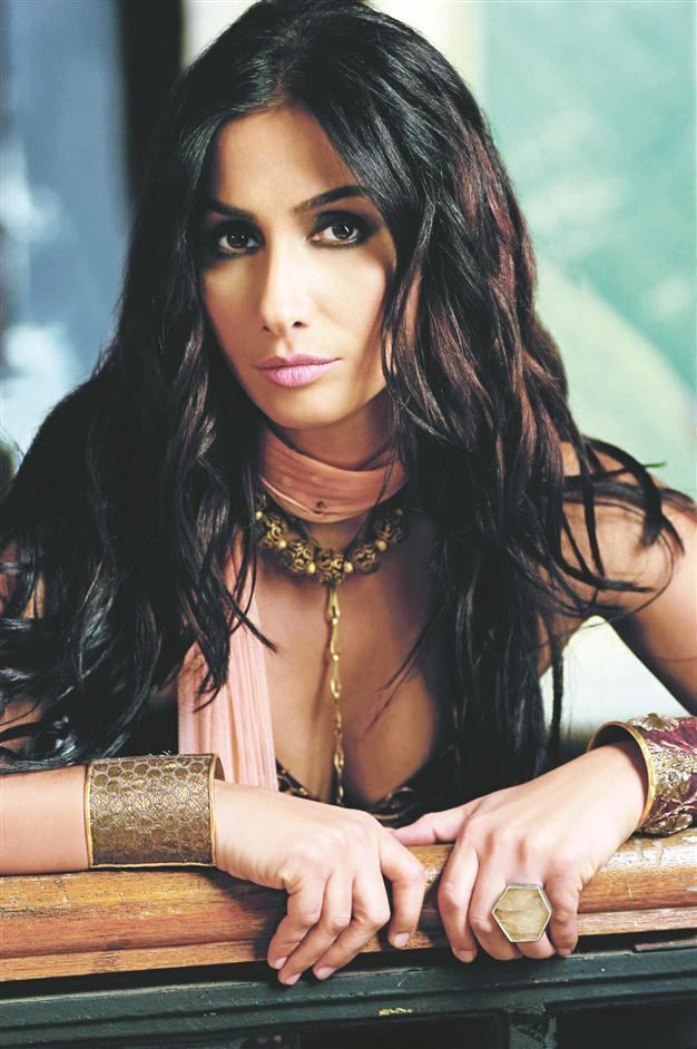 Singer Rojin attacked by a fan