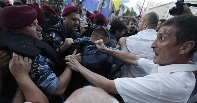 Chaotic protest hits Kiev amid crisis over language law