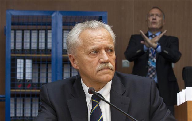 I was duped, German intel chief says in neo-Nazi case