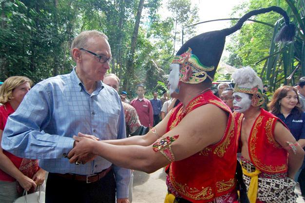 Australia urges Russia to support removal of Assad