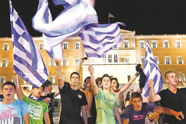 Crisis-hit Greeks given Euro boost