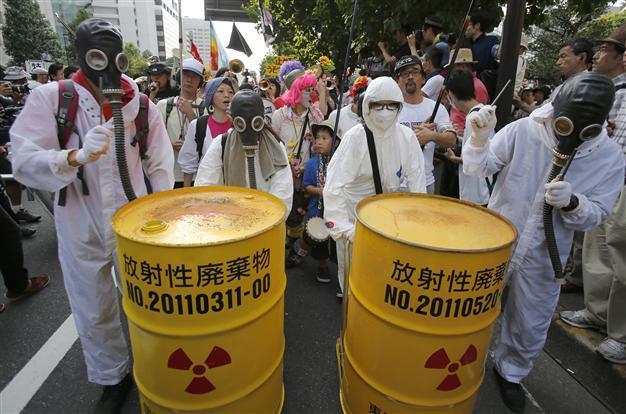 Anti-nuke protesters surround Japanese parliament