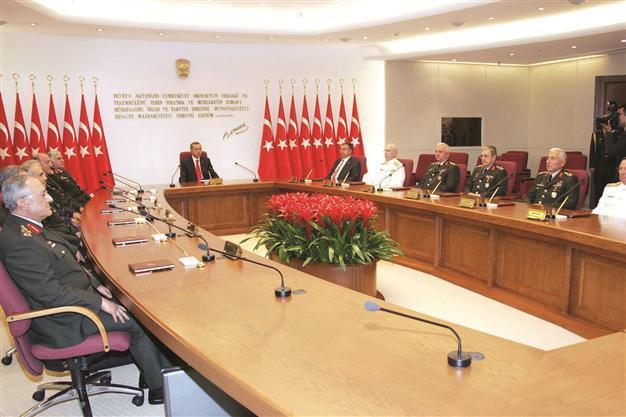 High military council kicks off with absences