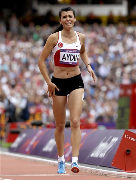 Turkish runner limps over the finish line to ovation