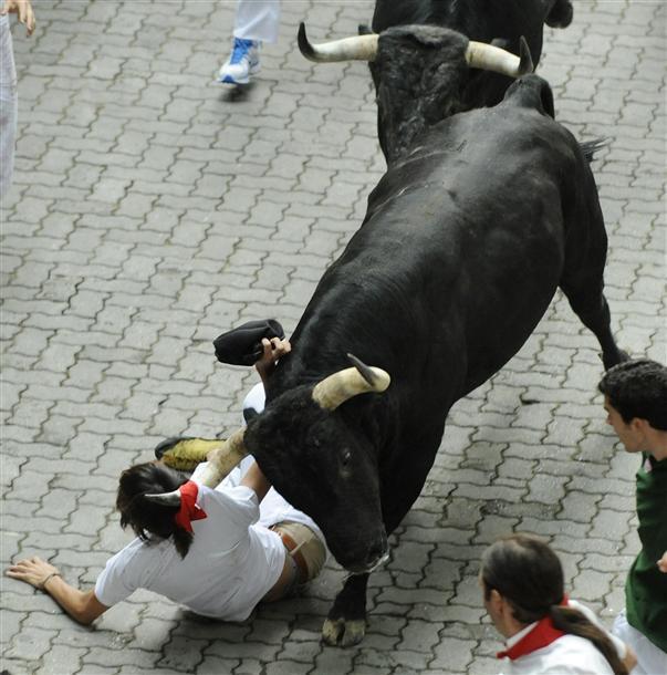 Breakaway bull causes havoc in Pamplona festival